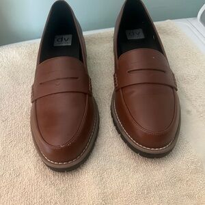 DV by Dolce Vita Women’s Carley Tan Slip-On Loafers Size 9.5
